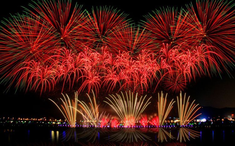 花樣迭出   璀璨煙花的造型能構(gòu)成作品嗎？