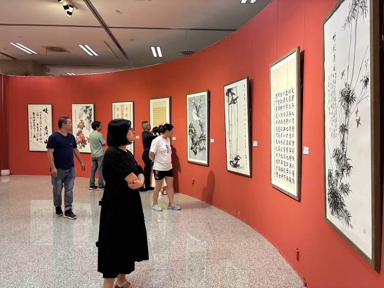 中心開展黨紀(jì)學(xué)習(xí)教育暨廉政書畫展參觀活動