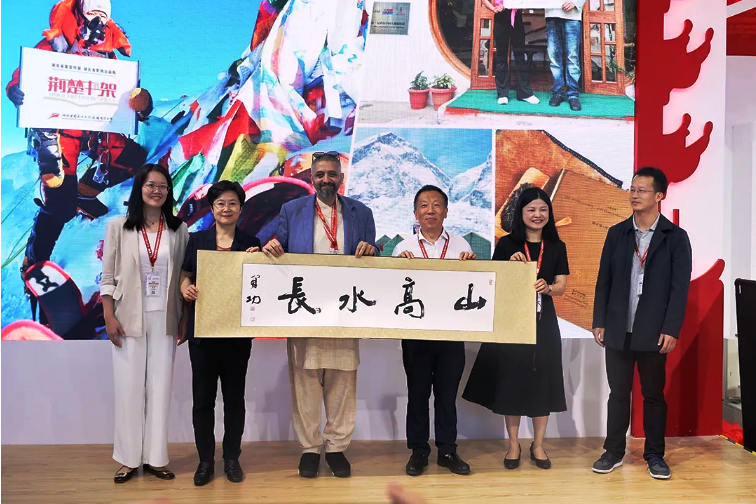 “荊楚書架”珠峰旗幟交接儀式在北京舉行