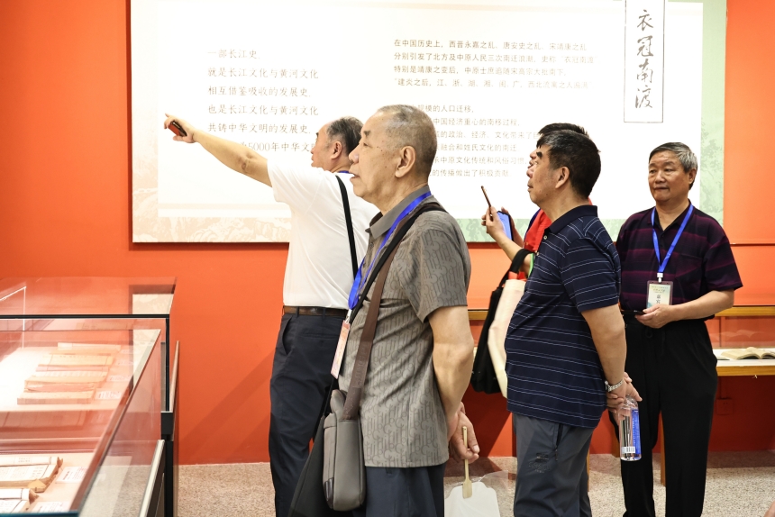 湖北第十五屆曬譜活動展示多省珍貴家譜文獻(xiàn)