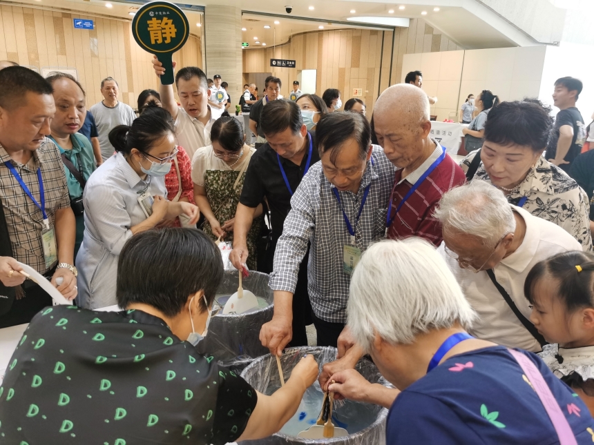 湖北第十五屆曬譜活動展示多省珍貴家譜文獻(xiàn)