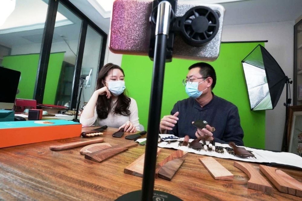  向文化要附加值 一把紅木梳200項(xiàng)專利版權(quán)