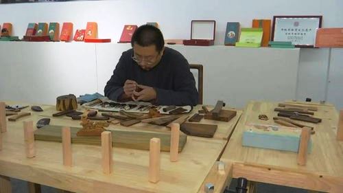  向文化要附加值 一把紅木梳200項(xiàng)專利版權(quán)