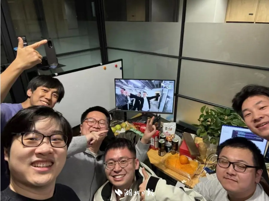 大爆發(fā)！全網(wǎng)一碼難求！他來(lái)自華科大