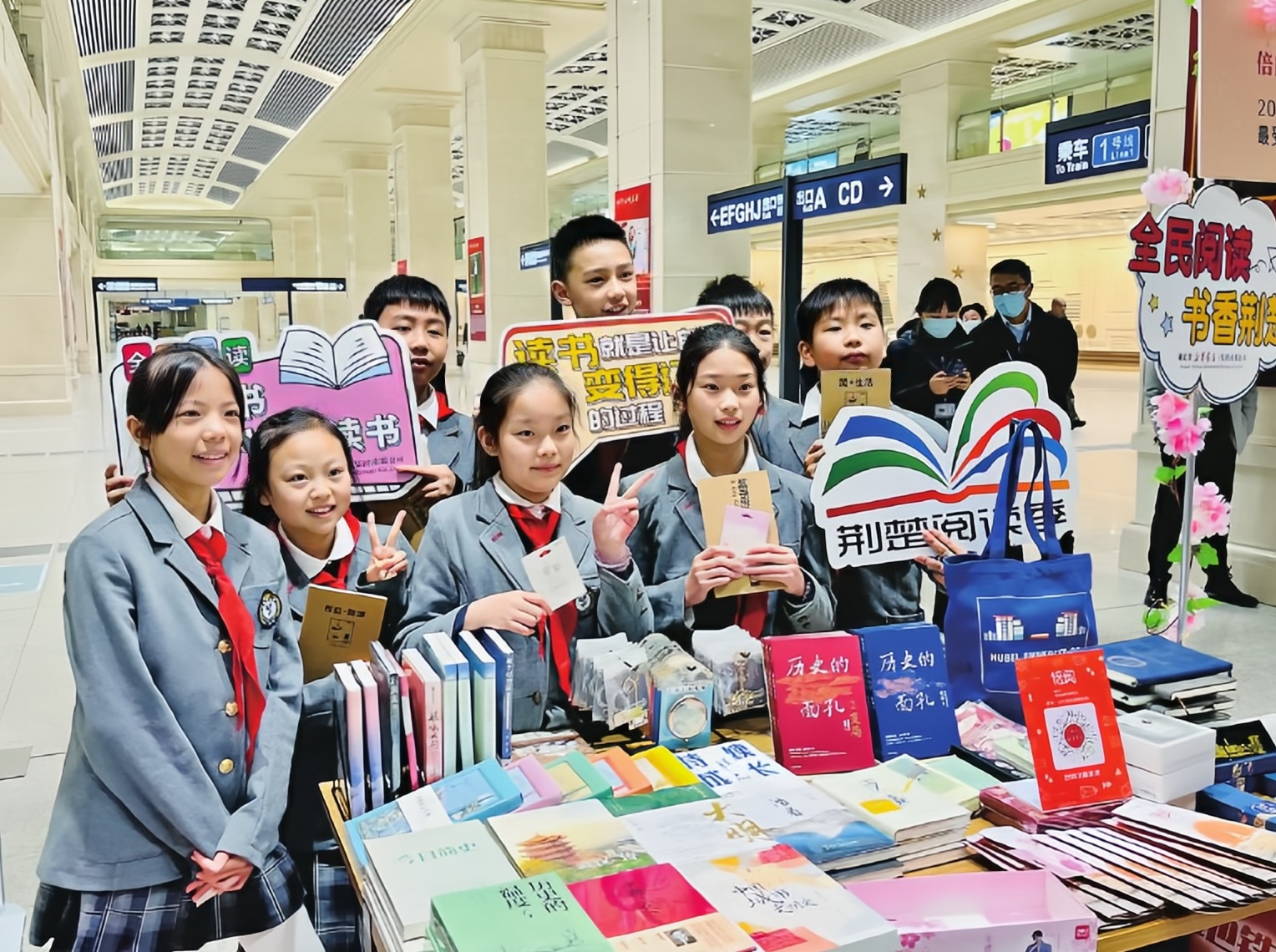 蔡靜峰：深化全民閱讀 讓荊楚大地漫溢書(shū)香