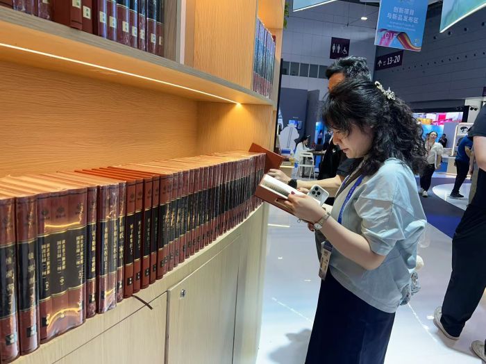 北2400余件展品亮相文博會(huì):呈現(xiàn)湖北文化產(chǎn)業(yè)高質(zhì)量發(fā)展新氣象