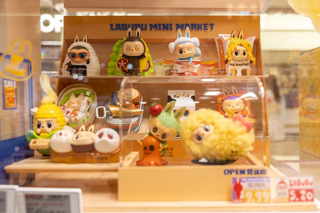 人民日?qǐng)?bào)：LABUBU火爆海外！沒(méi)作品還齙牙的它，為何征服了全球年輕人的心？