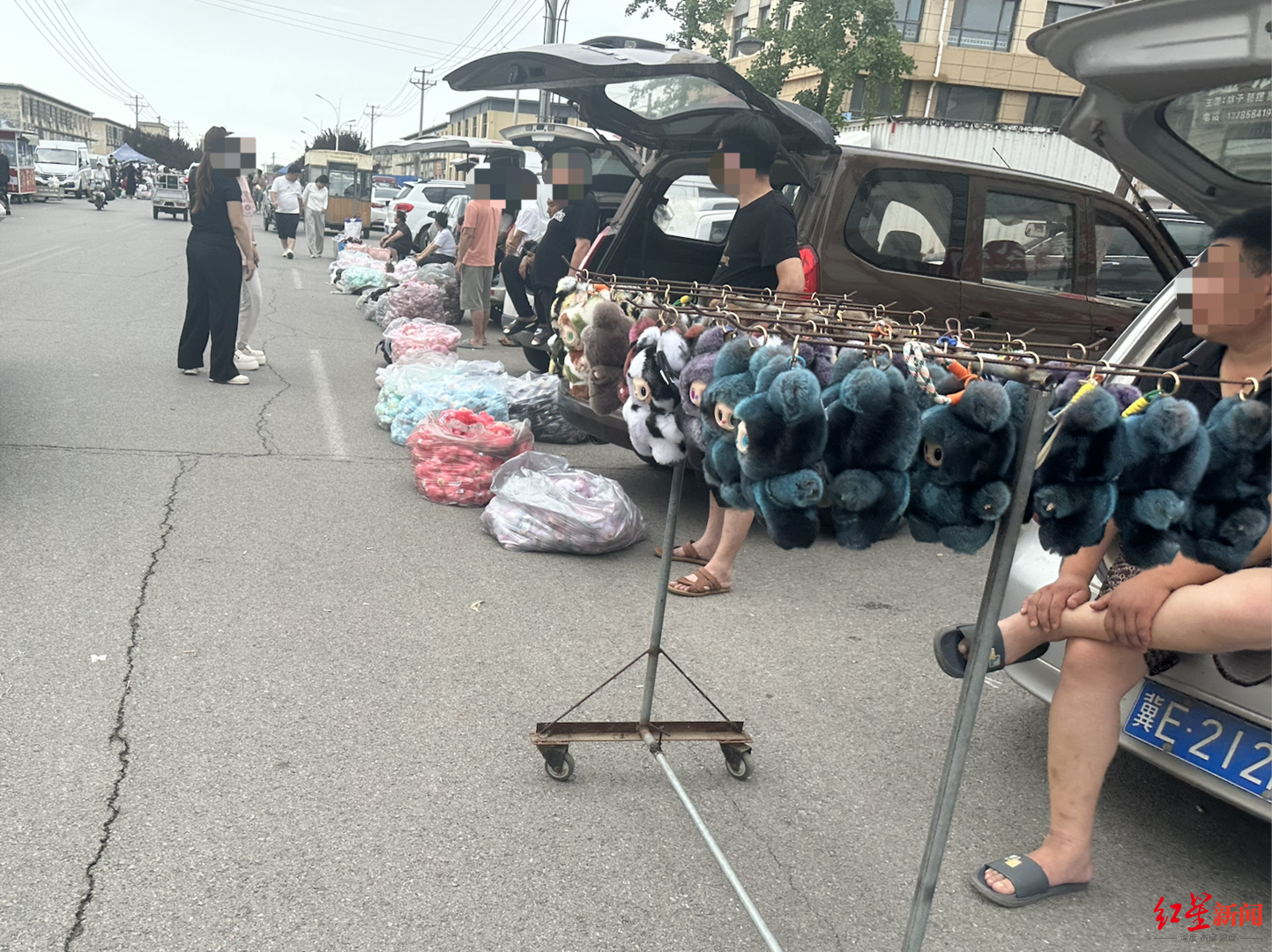 探衡水盜版LABUBU大集：像賣菜一樣擺攤賣，如今訂單變少生意難做