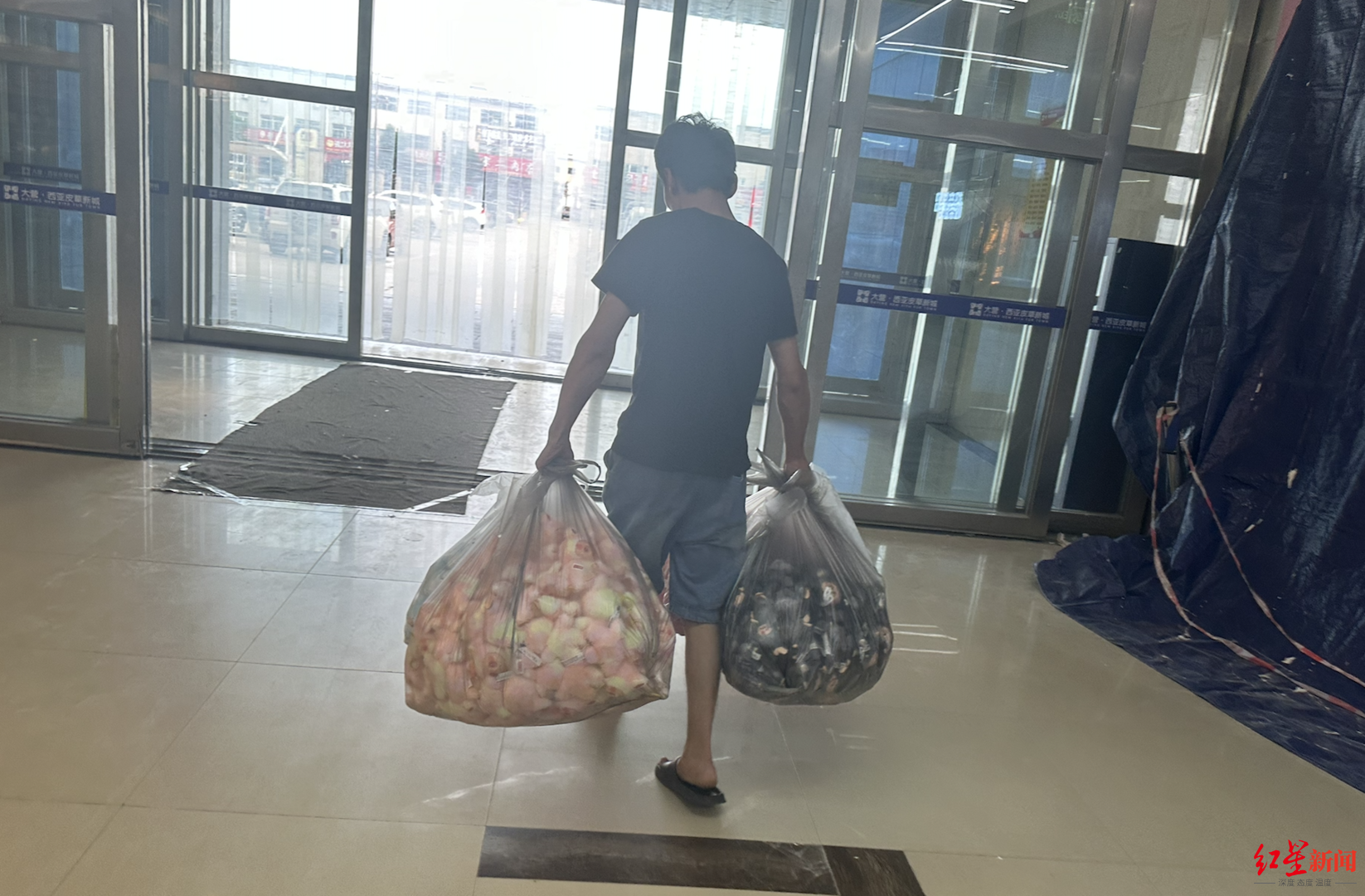 探衡水盜版LABUBU大集：像賣菜一樣擺攤賣，如今訂單變少生意難做