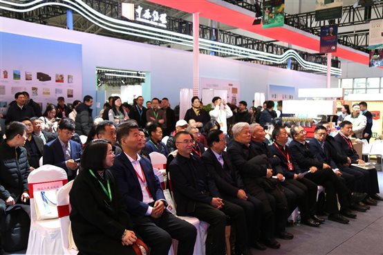 長(zhǎng)江好書授牌儀式在北京圖書會(huì)湖北展區(qū)舉行