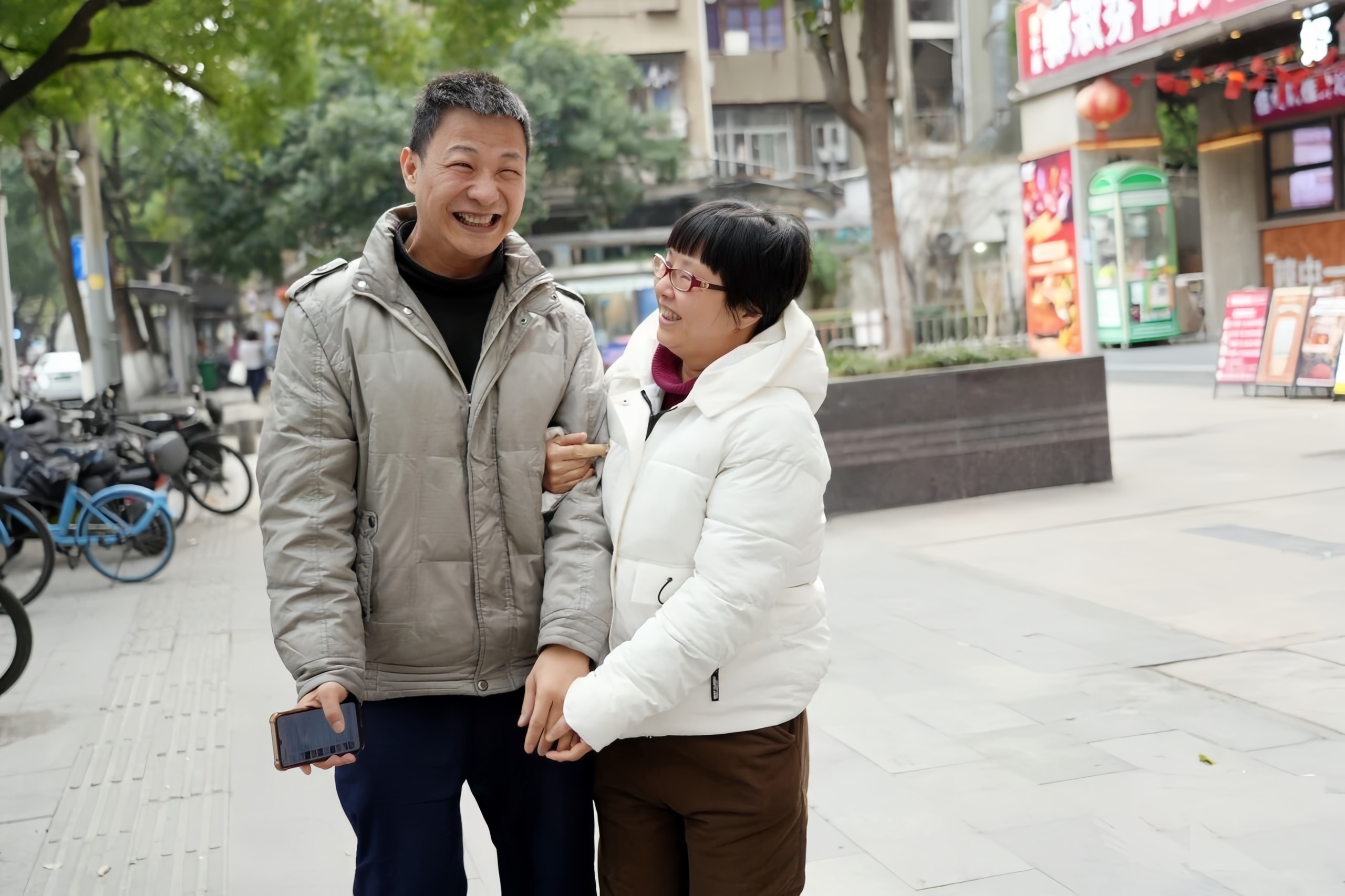 輪椅上的“高產(chǎn)音樂(lè)人”：700首歌寫(xiě)給生活與街巷