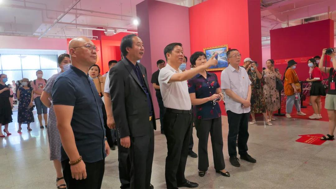 建黨百年湖北黨史重大題材美術(shù)作品文獻(xiàn)展開幕